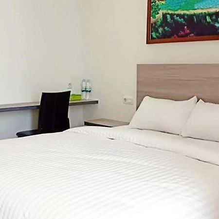 Twospaces Living At Maximus Inn ปาเลมบัง ภายนอก รูปภาพ